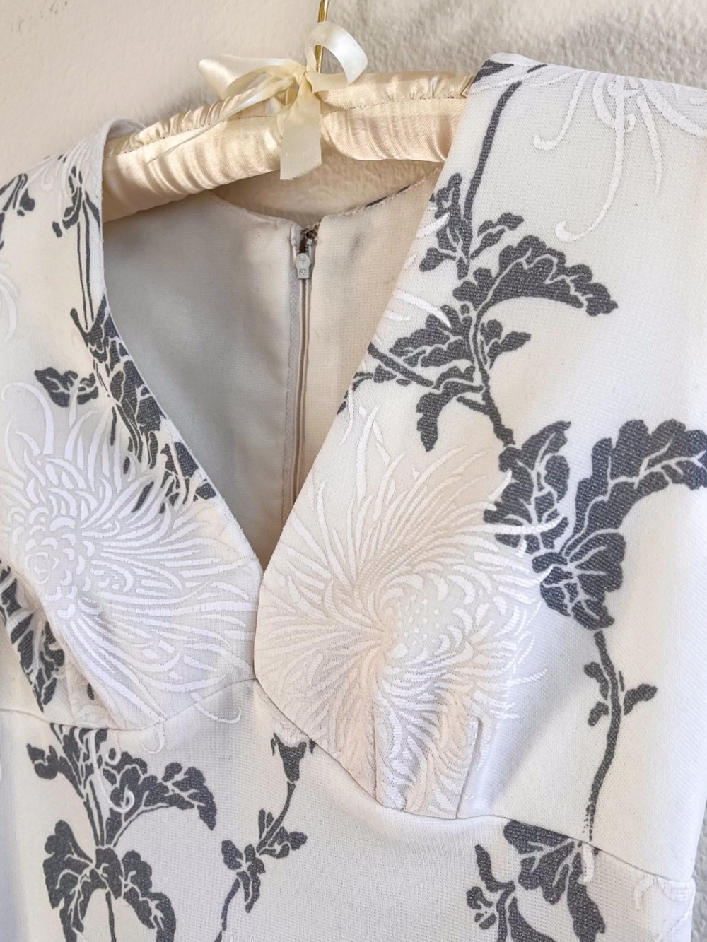 Vintage 1970s White Maxi Dress With Gray Floral Print (L) - Picture 6 of 12